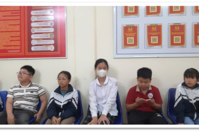 Thầy cô trường Tiểu học Bình Hòa hỗ trợ học sinh khối 5 làm căn cước công dân